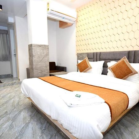 Hotel A1 Vastrapur Ahmedabad Exterior foto