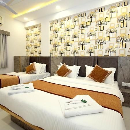 Hotel A1 Vastrapur Ahmedabad Exterior foto