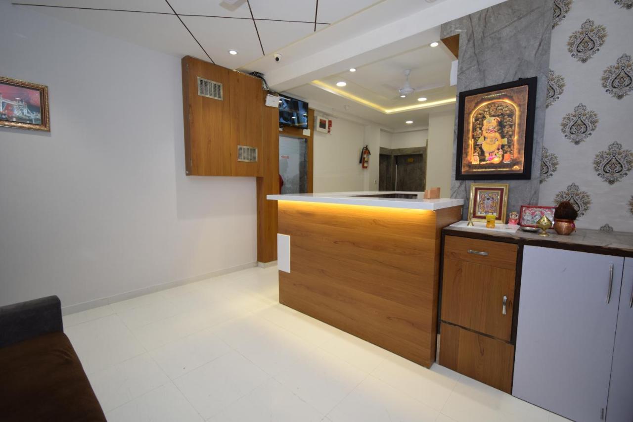 Hotel A1 Vastrapur Ahmedabad Exterior foto