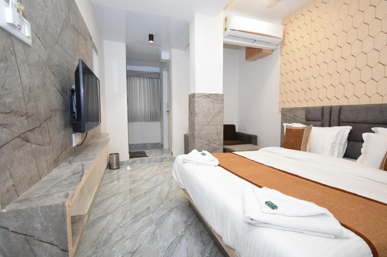 Hotel A1 Vastrapur Ahmedabad Exterior foto