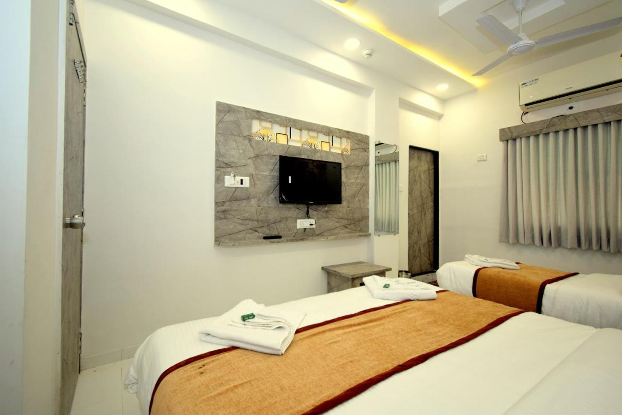Hotel A1 Vastrapur Ahmedabad Exterior foto