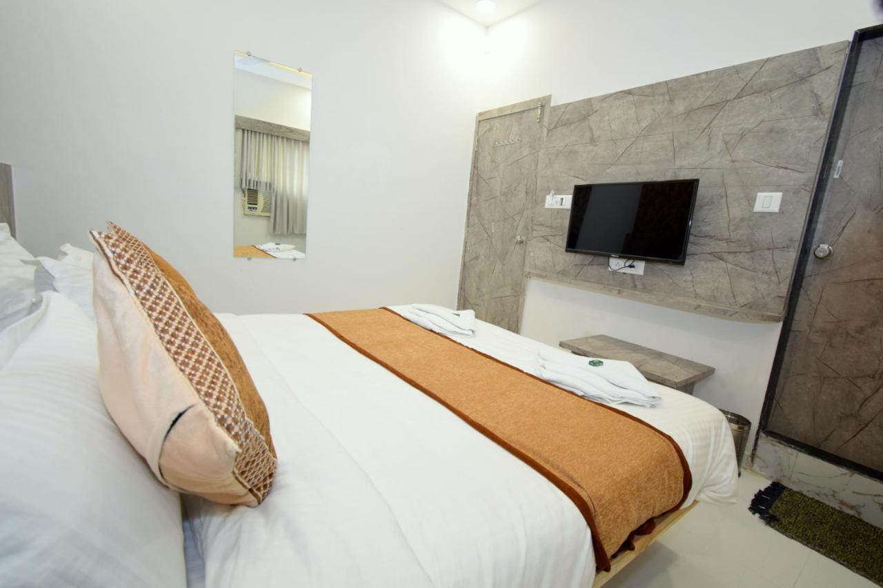 Hotel A1 Vastrapur Ahmedabad Exterior foto